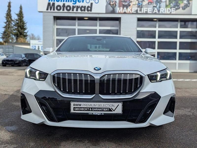 Gebraucht BMW 520 M Sport 197 PS (144 kW) 2025 Mineralweiß Kombi