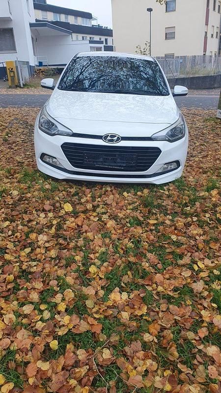 Weiß Gebraucht 2016 Hyundai i20 Passion Kleinwagen | 6.500 € (Guter Preis) - Bild 1/4