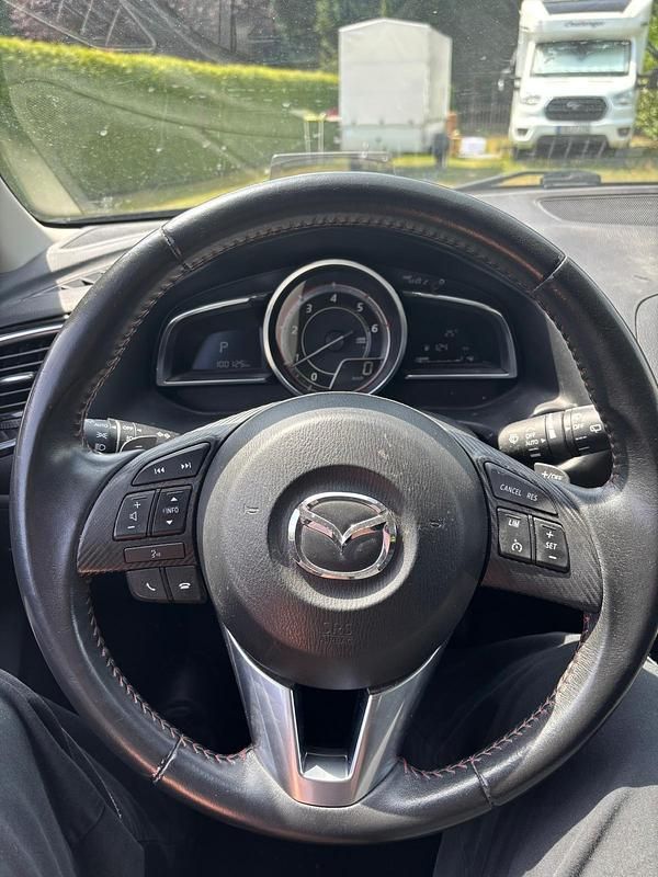 Grau Gebraucht 2016 Mazda 3 Sports-Line Limousine | 10.800 € (Guter Preis) - Bild 1/4