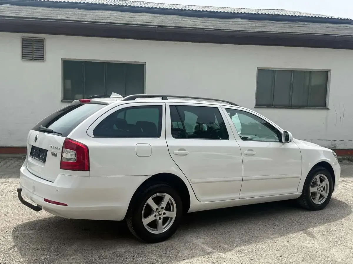 Używany Skoda Octavia Elegance 105 KM (77 kW) 2013 Biały Kombi