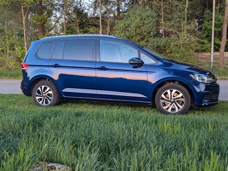 Blau Gebraucht 2022 VW Touran Active Van / Kleinbus | 25.490 € (Guter Preis) - Bild 1/4