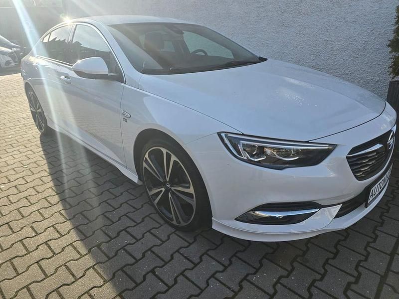 Weiß Gebraucht 2020 Opel Insignia Dynamic Limousine | 18.690 € (Superpreis) - Bild 1/4