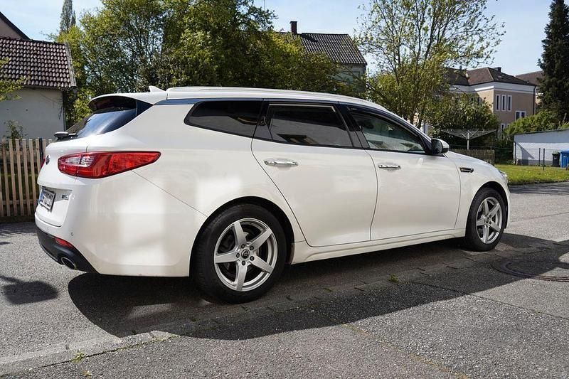 Weiß Gebraucht 2016 Kia Optima Spirit Kombi | 10.500 € (Fairer Preis) - Bild 1/4