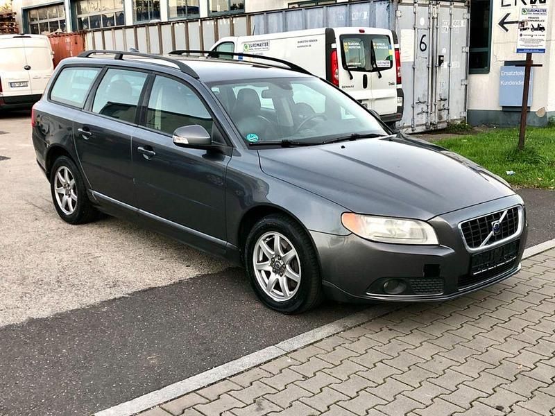 Grau Gebraucht 2008 Volvo V70 Momentum Kombi | 3.488 € (Teuer) - Bild 1/4