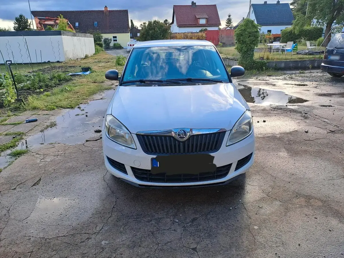 Gebraucht Skoda Fabia 60 PS (44 kW) 2013 Weiß Limousine