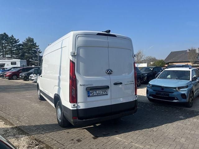 Second-hand Maxus V90 147 CP (108 kW) 2024 Alb Van