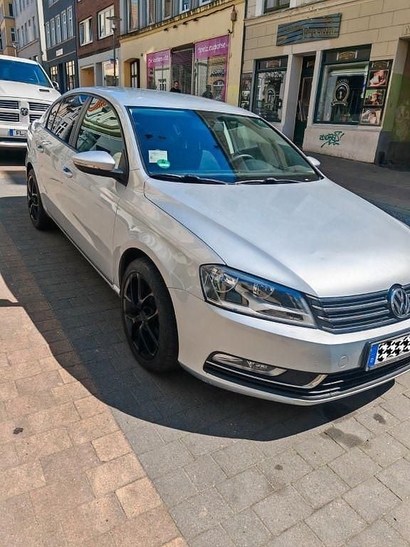 Grau Gebraucht 2012 VW Passat Comfortline Limousine | 5.999 € (Guter Preis) - Bild 1/4