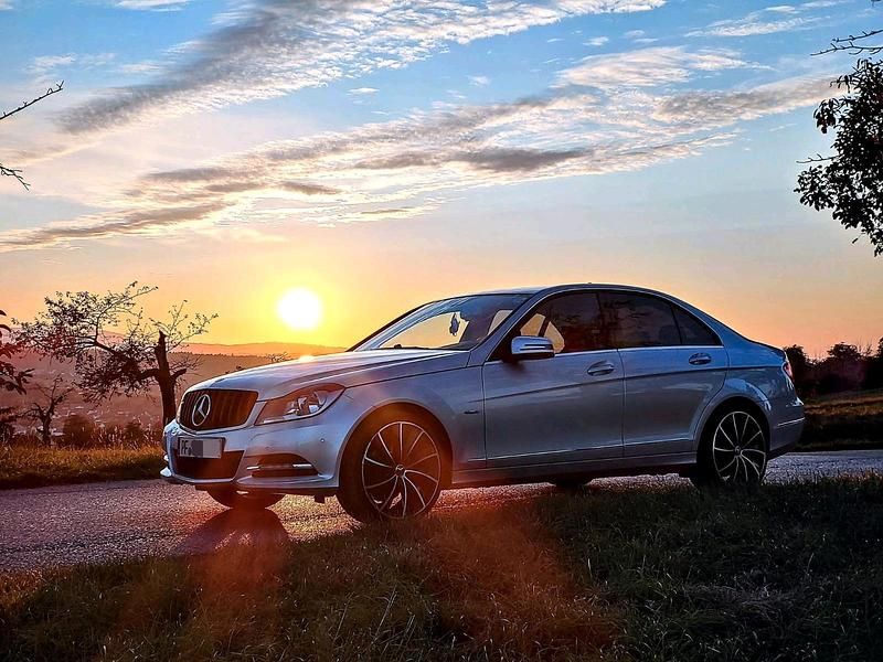 Silber Gebraucht 2012 Mercedes C220 Avantgarde Limousine | 12.500 € (Teuer) - Bild 1/4