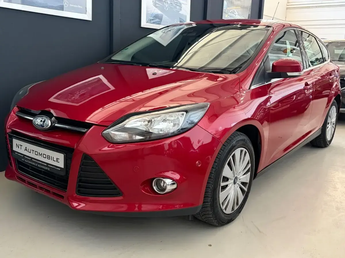 Gebraucht Ford Focus Titanium 140 PS (102 kW) 2014 Rot Limousine