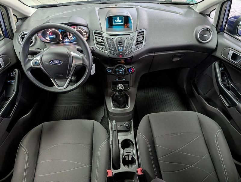 Gebraucht Ford Fiesta Trend 101 PS (74 kW) 2014 Blau Limousine