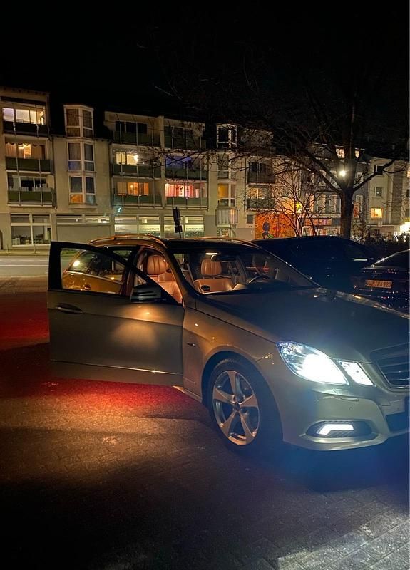 Gold Gebraucht 2010 Mercedes E350 Avantgarde Kombi | 6.000 € (Superpreis) - Bild 1/4