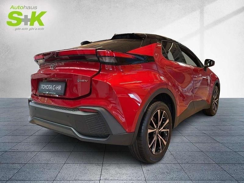 Neu Toyota C-HR 181 PS (133 kW) 2025 Karminarot metallic / dach schwarz (rot) SUV