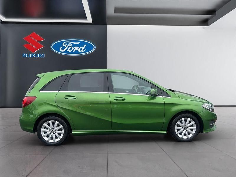 Gebraucht Mercedes B200 Style 156 PS (114 kW) 2018 Grün Kleinwagen