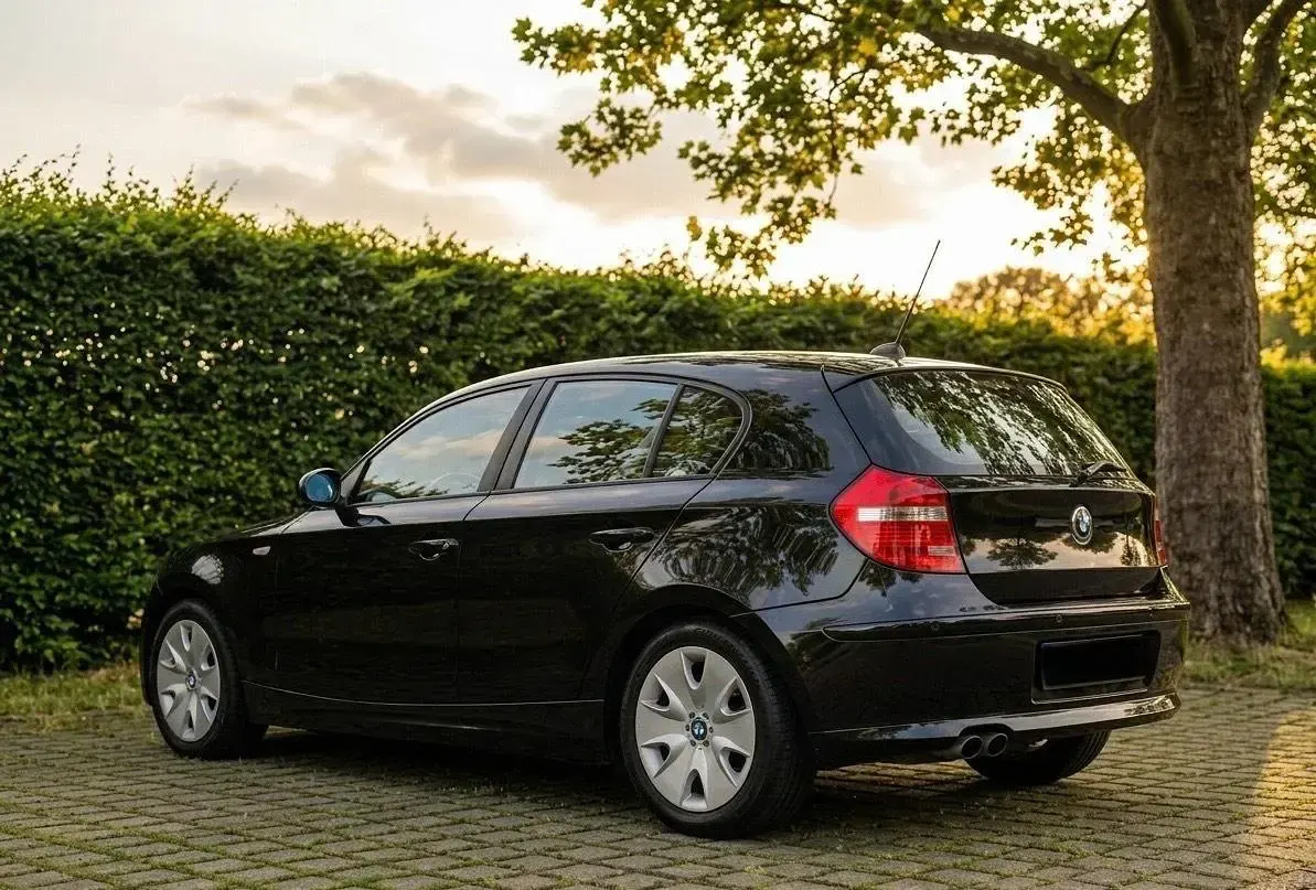 Gebraucht BMW 116 122 PS (89 kW) 2010 Schwarz Kleinwagen
