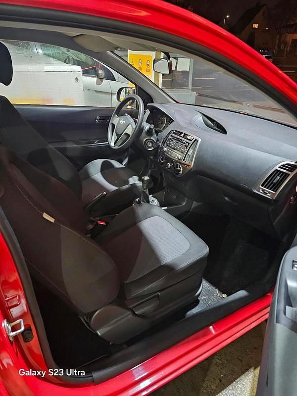 Gebraucht Hyundai i20 88 PS (64 kW) 2012 Rot Kleinwagen