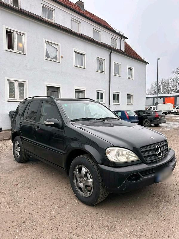 Schwarz Gebraucht 2004 Mercedes ML270 SUV | 2.700 € - Bild 1/4