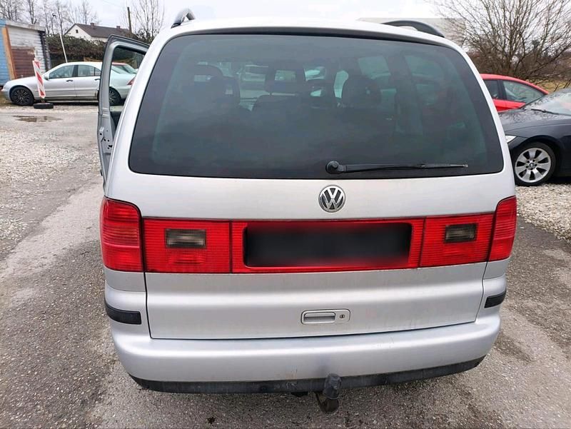 Second-hand VW Sharan 150 CP (110 kW) 2002 Argintiu Monovolum