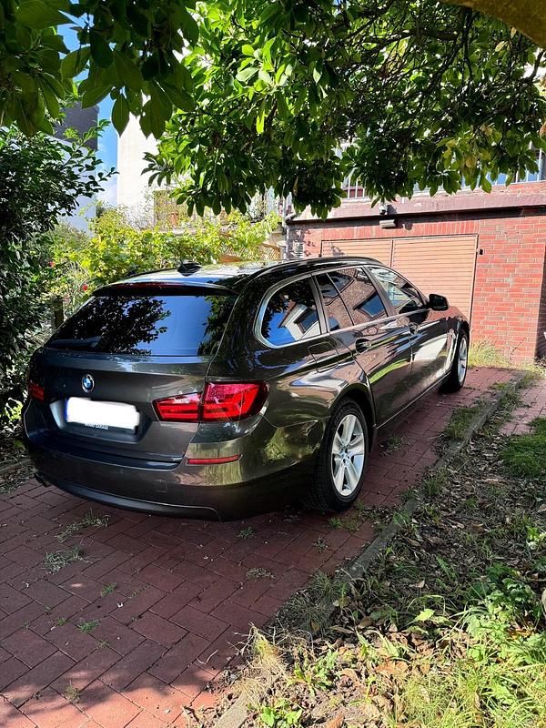 Braun Gebraucht 2011 BMW 520 Limousine | 8.000 € - Bild 1/4