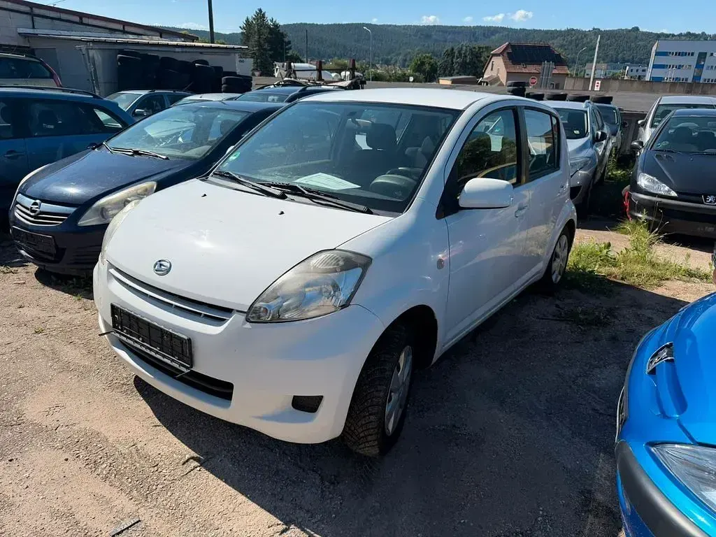 Gebraucht Daihatsu Sirion 68 PS (50 kW) 2011 Weiß Kleinwagen