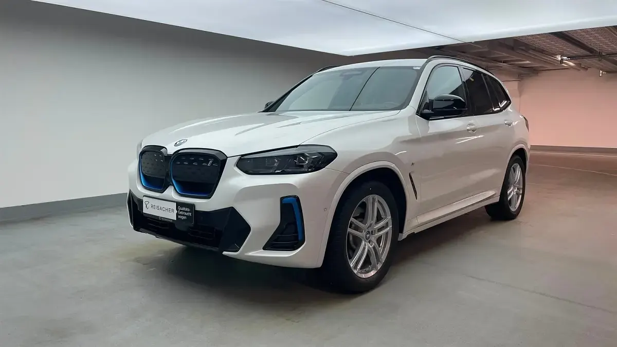 Gebraucht BMW iX3 Impressive 210 kW (286 PS) 2023 Mineralweiß metallic SUV