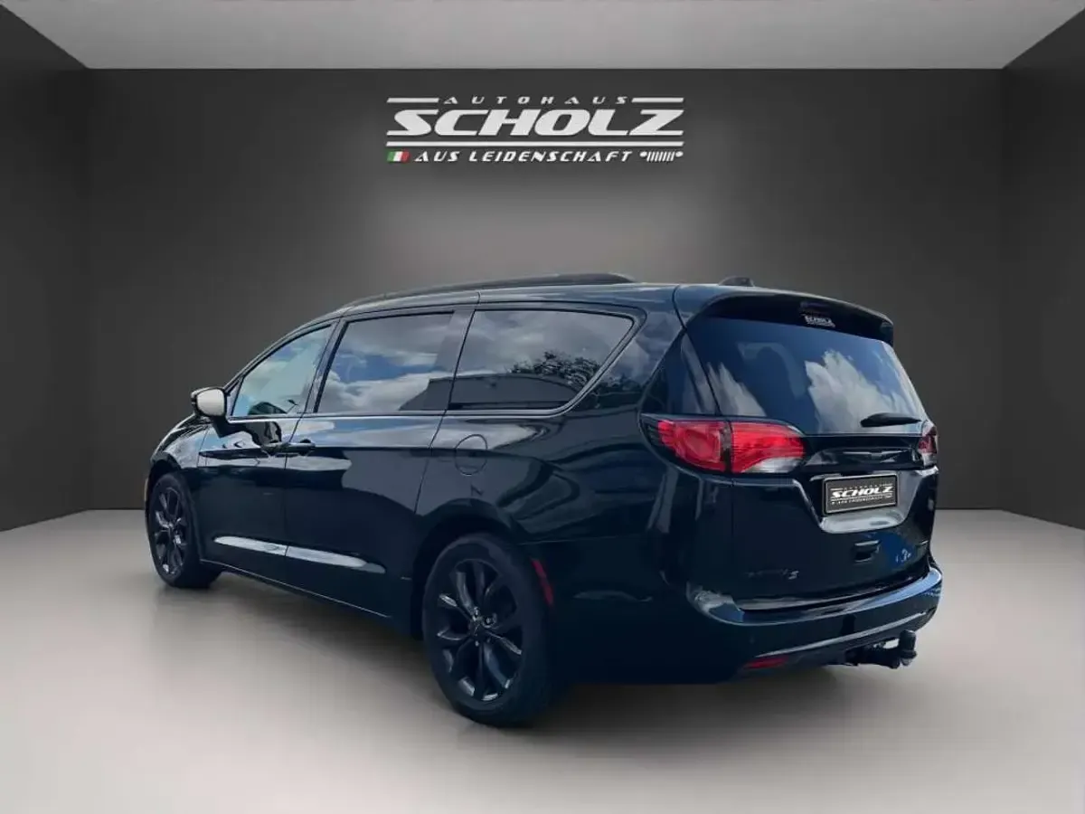 Gebraucht Chrysler Pacifica Limited 291 PS (214 kW) 2020 Brilliant black (perleffekt) Van / Kleinbus