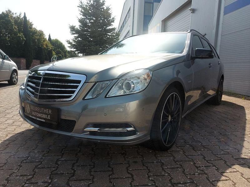 Silber Gebraucht 2011 Mercedes E200 Edition Limousine | 13.880 € (Fairer Preis) - Bild 1/4