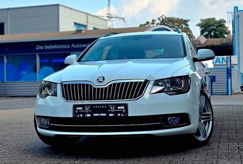Weiß Gebraucht 2015 Skoda Superb Kombi | 11.900 € (Guter Preis) - Bild 1/4