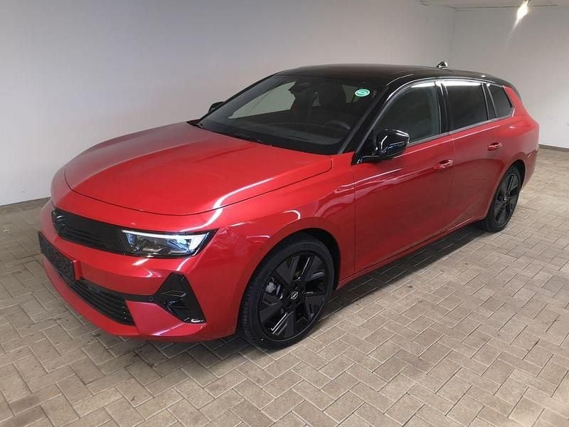 Gebraucht Opel Astra 114 kW (156 PS) 2024 Lackierung peperoncino red/typ Kombi