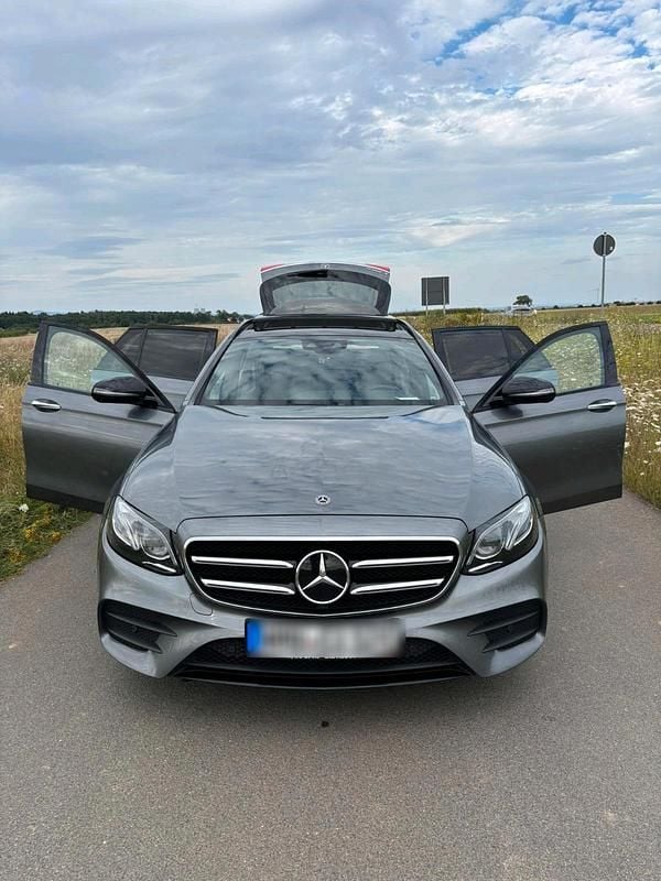 Grau Gebraucht 2019 Mercedes E300 AMG Kombi | 28.100 € (Guter Preis) - Bild 1/4