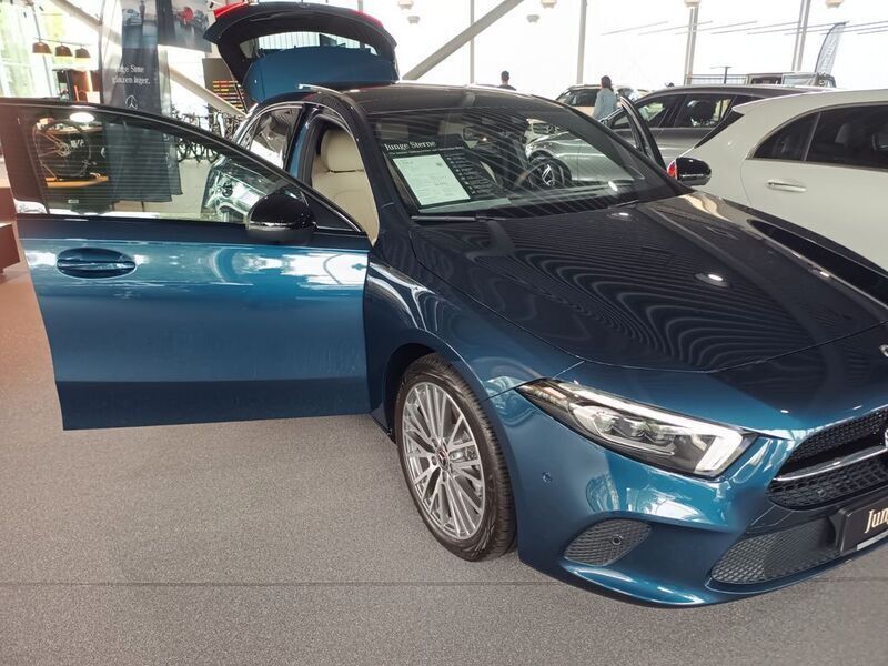 Blau Gebraucht 2022 Mercedes A200 Progressive Limousine | 29.990 € (Fairer Preis) - Bild 1/4
