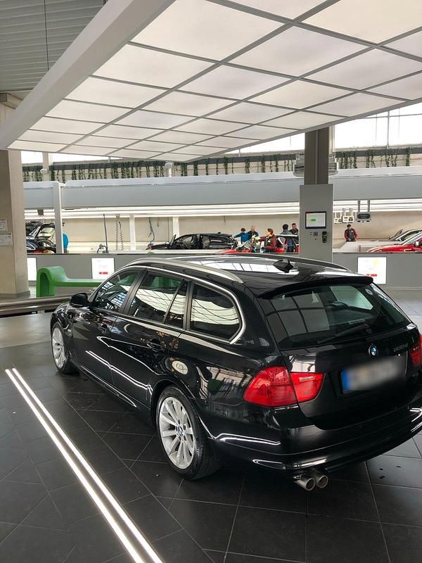 Gebraucht BMW 330 Sport Line 245 PS (180 kW) 2012 Schwarz Kombi