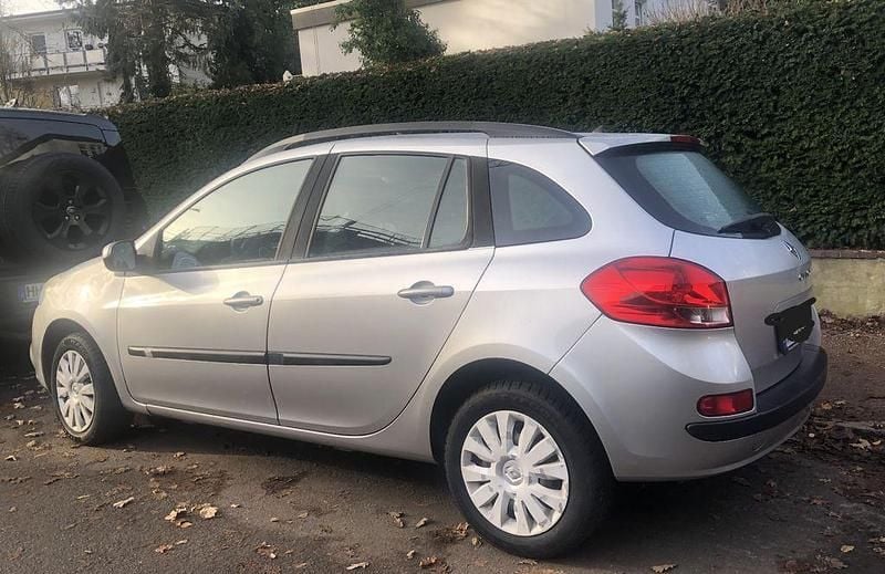 Grau Gebraucht 2010 Renault Clio II Expression Limousine | 2.950 € (Fairer Preis) - Bild 1/4