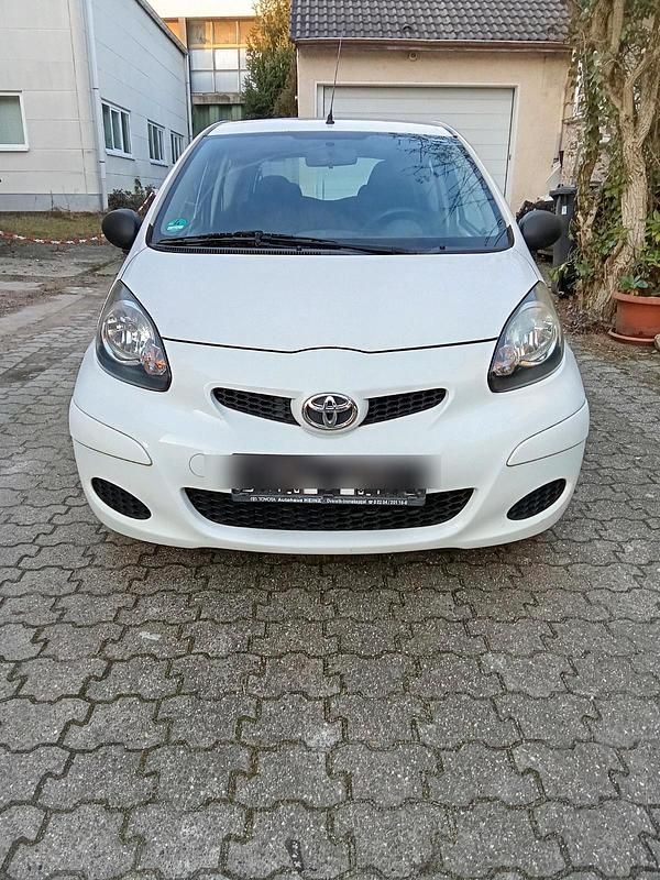 Weiß Gebraucht 2011 Toyota Aygo Kleinwagen | 1.650 € (Guter Preis) - Bild 1/4
