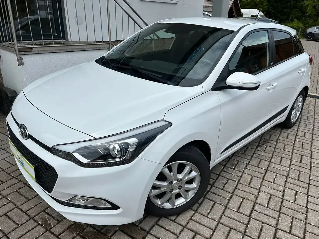 Gebraucht Hyundai i20 Passion 84 PS (61 kW) 2016 Weiß Limousine