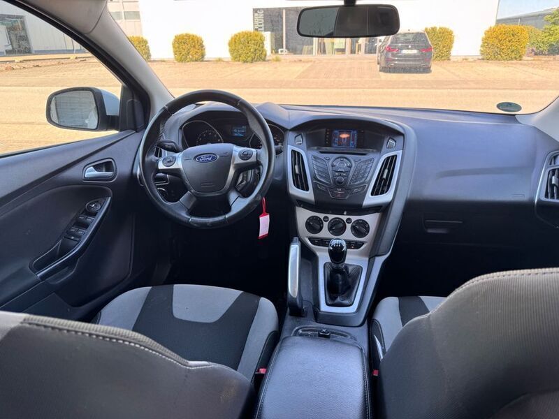 Gebraucht Ford Focus Champions Edition 101 PS (74 kW) 2012 Weiß Limousine