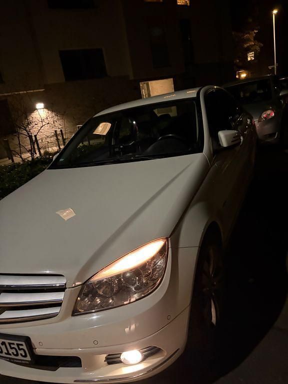 Weiß Gebraucht 2010 Mercedes C220 Avantgarde Limousine | 8.300 € (Etwas zu teuer) - Bild 1/4