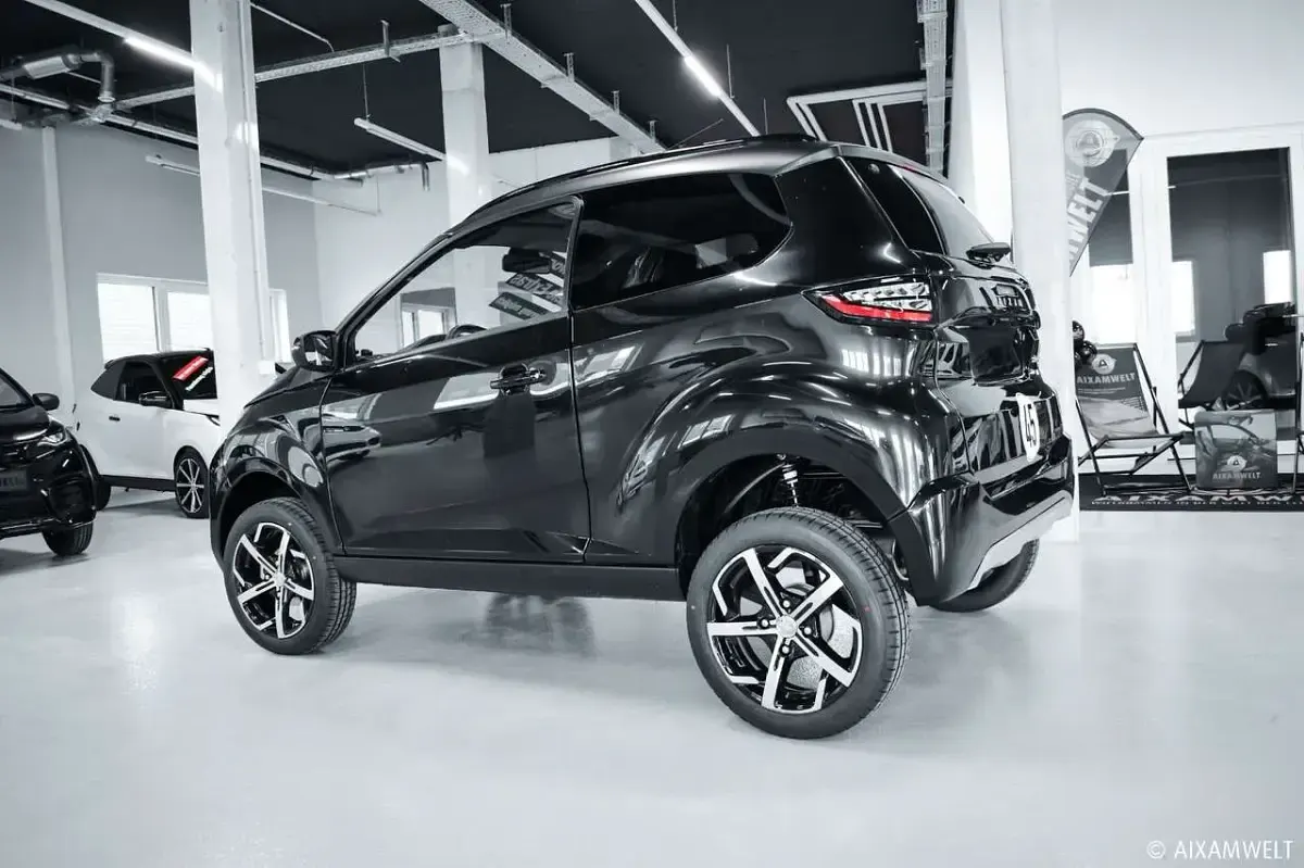 Uusi Aixam Crossover Premium Premium 2026 Musta