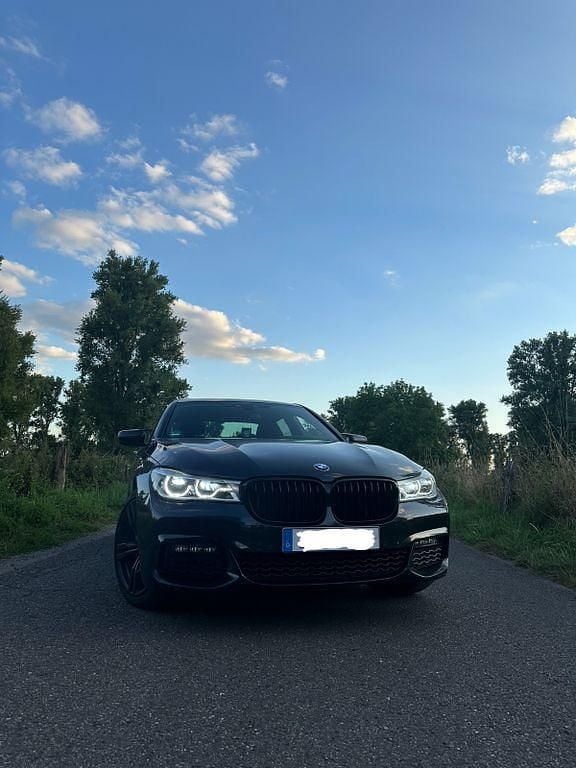 Grau Gebraucht 2018 BMW 740 Performance Limousine | 28.990 € (Superpreis) - Bild 1/4