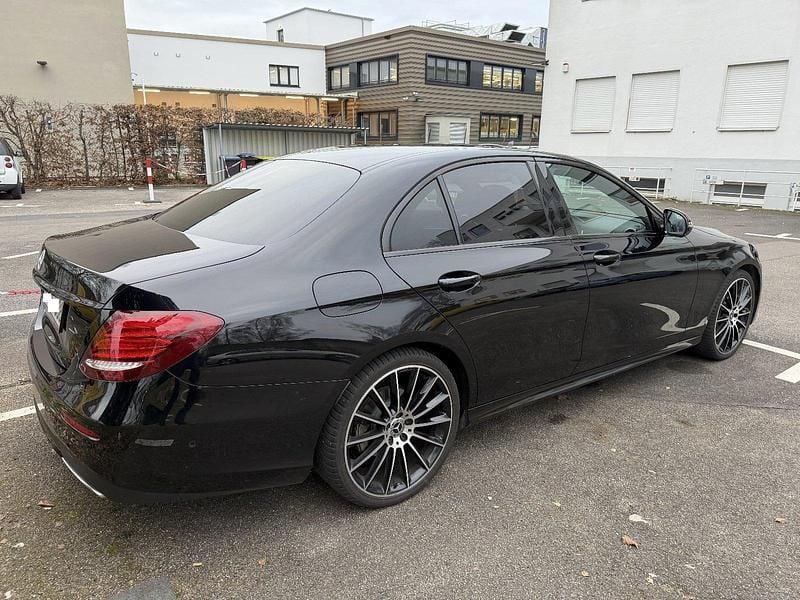 Schwarz Gebraucht 2019 Mercedes E200 AMG line Limousine | 25.500 € (Etwas zu teuer) - Bild 1/4