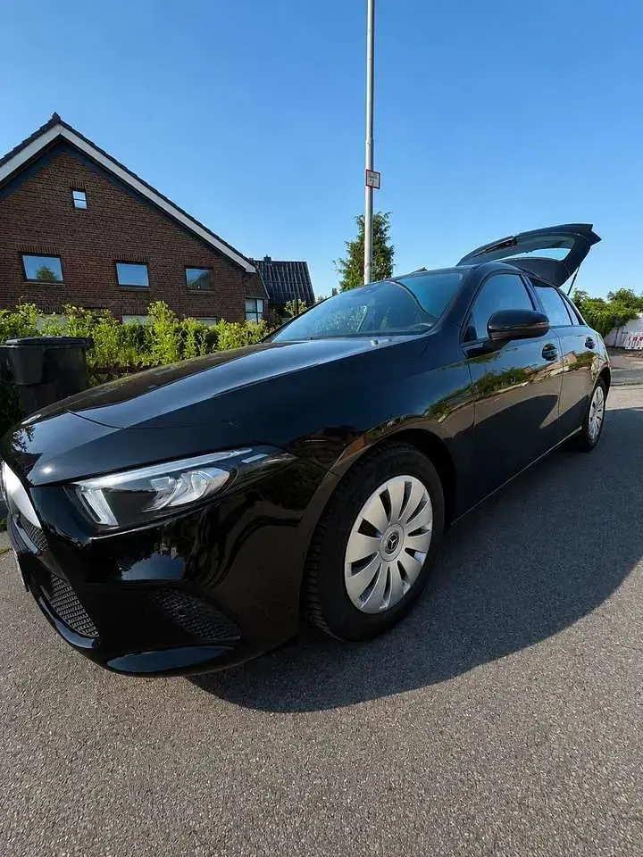 Gebraucht Mercedes A180 Progressive 136 PS (100 kW) 2019 Schwarz Limousine
