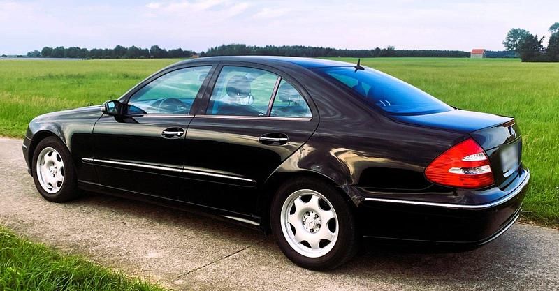 Gebraucht Mercedes E240 Avantgarde 177 PS (130 kW) 2002 Schwarz Limousine