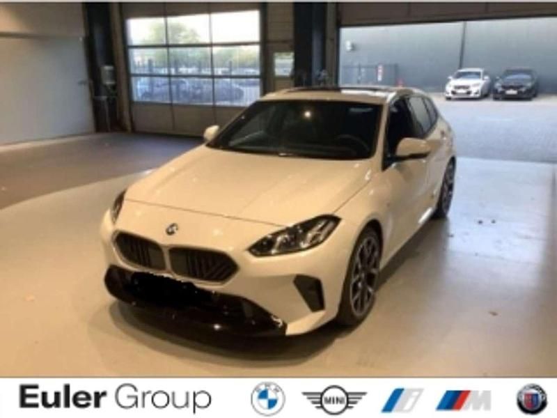 Alpinweiss iii Gebraucht 2025 BMW 120 Performance Kleinwagen | 33.633 € (Superpreis) - Bild 1/4