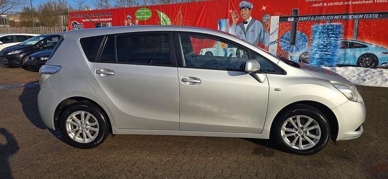 Silber Gebraucht 2010 Toyota Verso Van / Kleinbus | 4.400 € (Guter Preis) - Bild 1/4