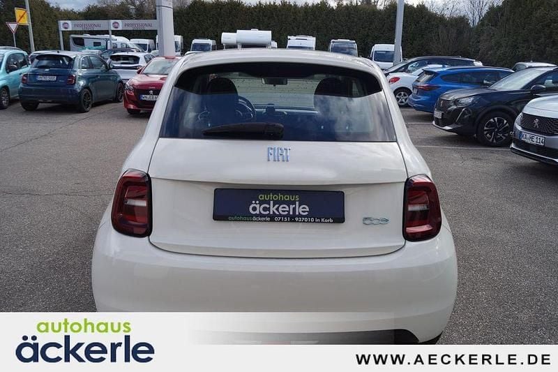 Gebraucht Fiat 500e Action 69 kW (95 PS) 2022 Colore esterno (arktis weiß) Kleinwagen