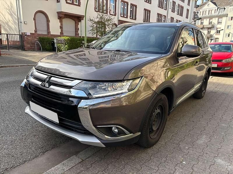 Granitbraun (m) Gebraucht 2016 Mitsubishi Outlander Plus SUV | 12.500 € (Fairer Preis) - Bild 1/4