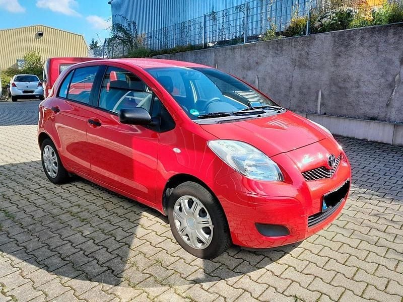 Rot Gebraucht 2010 Toyota Yaris Cool Limousine | 2.800 € (Fairer Preis) - Bild 1/4