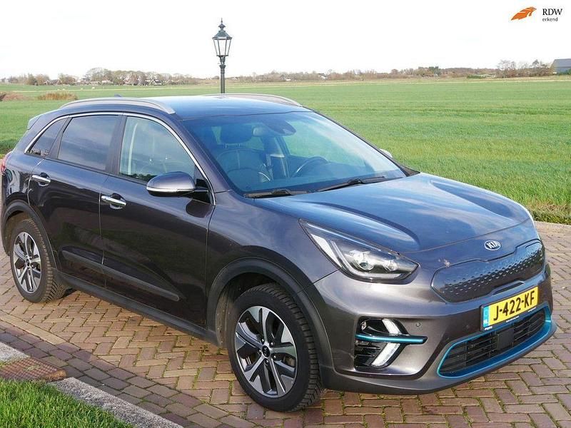 Grau Gebraucht 2020 Kia e-Niro SUV | 17.302 € (Guter Preis) - Bild 1/3
