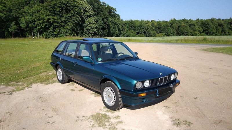 Grün Gebraucht 1993 BMW 318 Kombi | 16.900 € - Bild 1/4
