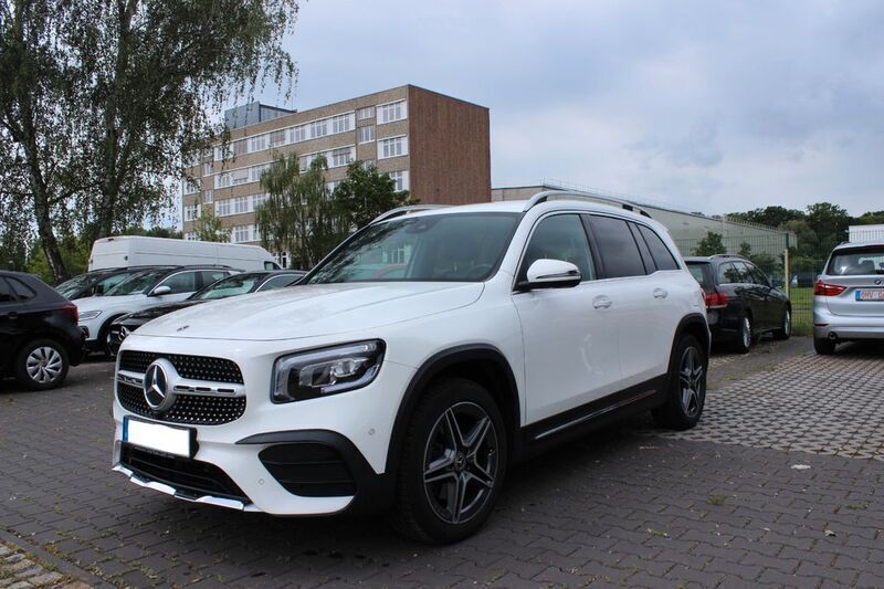 Weiß Gebraucht 2020 Mercedes GLB200 AMG line SUV | 28.800 € (Fairer Preis) - Bild 1/4