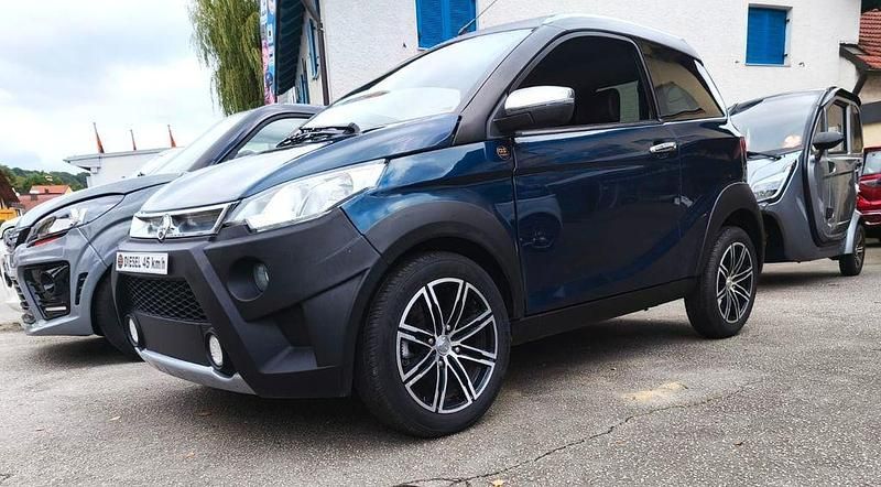 Blau Gebraucht 2017 Aixam Crossover Premium | 9.990 € - Bild 1/4